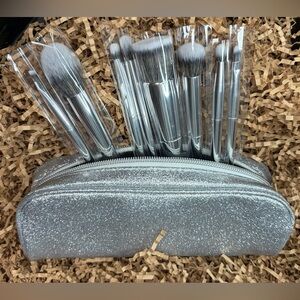 ILO COSMETICS × BEAUTY FINDS
Silver 8-Pc Brush Set With Glitter Pouch